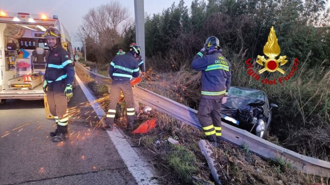 Incidente stradale sulla SS 75, vola ne fossato, estratto dai vigili