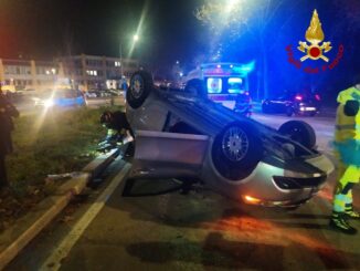 Incidente, 26enne incastrata tra le lamiere dell'auto ribaltata