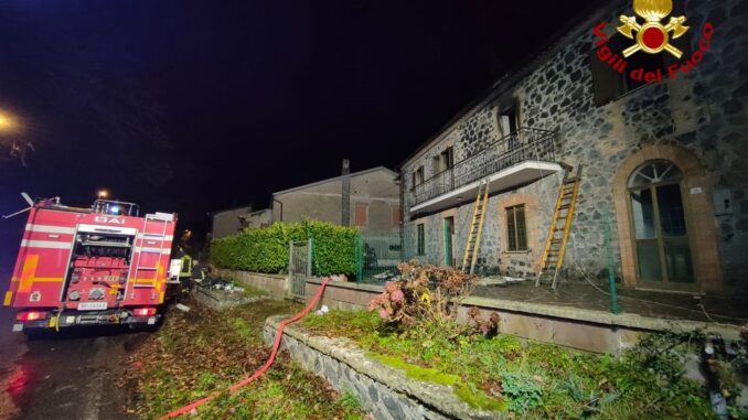 Le fiamme, rifediscono i vigili del fuoco, sono scoppiate alle 2,30 di oggi