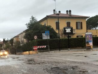 Maltempo Umbria, allagamenti scuola a Foligno, chiusi sottopassi