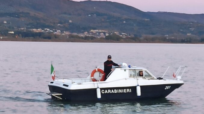 Cade nelle acque del Trasimeno, donna salvata dai Carabinieri a bordo del Natante