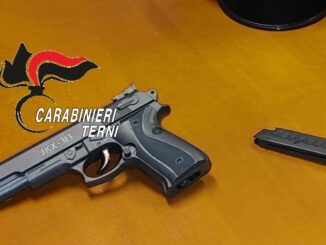 Terni, girano per strada un video amatoriale armati di pistola