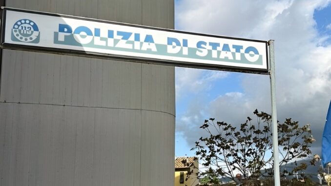Si presenta come poliziotto in difficoltà e si fa dare 70 €, ma è truffa