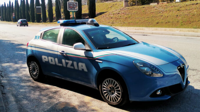 Ruba una console per videogames in un negozio, denunciato 24 enne