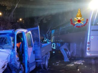 Scontro frontale pullman furgone, due persone incastrate. Incidente stradale in Val di Chiana