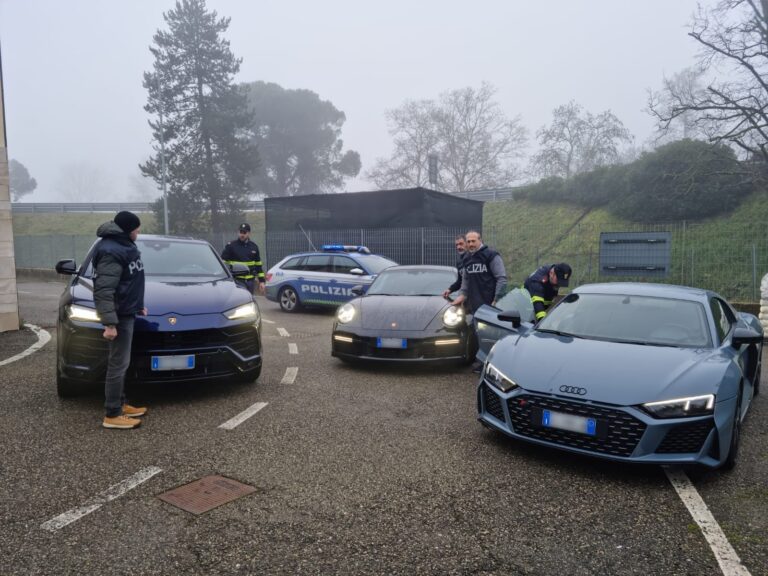 Commercio auto lusso, sequestrate in A1 vetture per 1mln di euro
