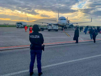 Sottrae due carte di credito e si imbarca nel per Perugia, fermato ai controlli