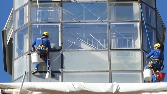 Pulizia vetri torre biblioteca comunale Terni lasciata a metà