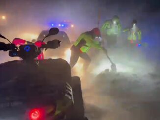 Bufera di neve, dieci auto e un autobus bloccati nella tormenta