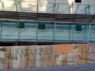 Tre ragazzi denunciati dai carabinieri per l’imbrattamento di un cantiere edile