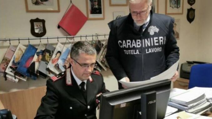 Denunciato titolare negozio di parrucchiere, non era in regola