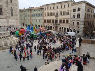 In piazza IV novembre grande festa Carnevale con i bambini delle scuole