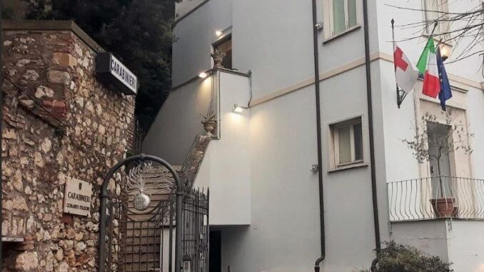 Carabinieri aggrediti in caserma, tutti refertati, arrestato aggressore