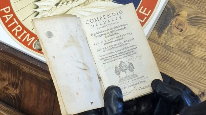 Preziosa “Cinquecentina” pratica esorcismi restituita in Convento di Assisi