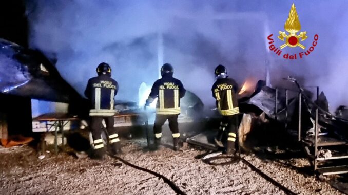 Incendio nella notte a Centova, in fiamme una roulotte e un prefabbricato, due feriti, uno in terapia intensiva