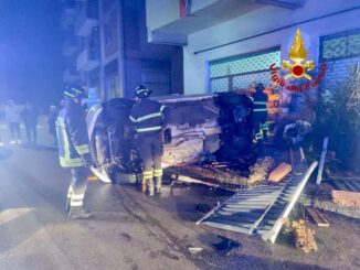 Incidente, schianto nella notte a Magione, auto finisce in una casa e si ribalta