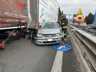 Incidente sul raccordo, scontro auto contro mezzo pesante, tragedia sfiorata