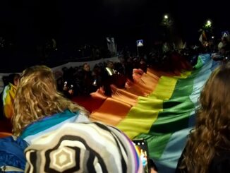 Una marcia silenziosa contro tutte le guerre, con la sola luce delle fiaccole