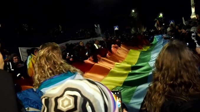 Una marcia silenziosa contro tutte le guerre, con la sola luce delle fiaccole