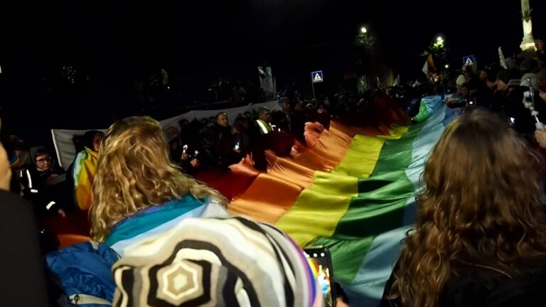 Una marcia silenziosa contro tutte le guerre, con la sola luce delle fiaccole