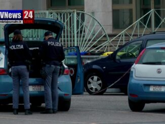 Piazza Partigiani a Perugia, violenta rissa, cazzotti e bottiglie rotte, paura tra la gente