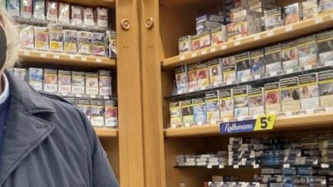 Svaligia una tabaccheria, razzia di soldi e valori, individuato ladro
