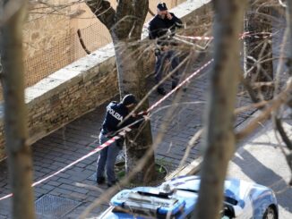Una ragazza è caduta dal muraglione di viale Indipendenza a Perugia, è grave