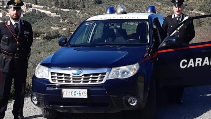Tossica vuole i soldi, al rifiuto se la prende con mamma e sorella