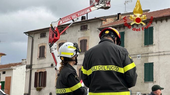 Si lancia dalla finestra per paura del terremoto e si frattura le caviglie