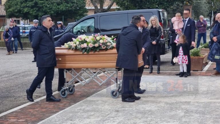Il funerale di Laura Buco, la nostra Lalla, in tanti all'ultimo saluto