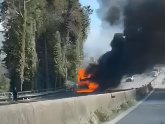 Panico sulla superstrada E45 per un furgone in fiamme