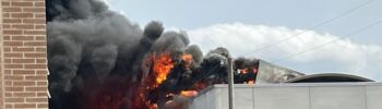 Furioso incendio devasta capannone zona industriale Bevagna, 7 squadre vigili sul posto