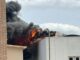 Furioso incendio devasta capannone zona industriale Bevagna, 7 squadre vigili sul posto