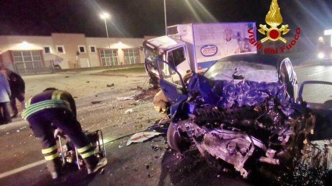 Scontro nella notte tra auto e camion a Ponte San Giovanni, due feriti, uno grave