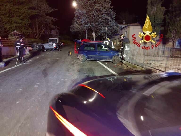 Incidente stradale all'alba auto ne travolge altre 2 conducente illesa