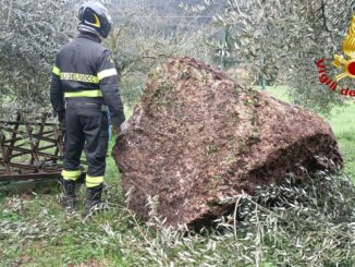 Grande masso sulla statale, strada chiusa a Terni