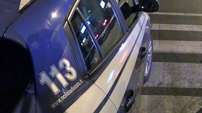 Incappucciato e armato di pistola rapina un locale di Perugia