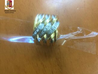 Entra in gioielleria e ruba degli anelli nascondendoli in bocca
