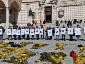 “Non dovevano (partire) morire!": a Perugia flashmob per ricordare le vittime di Cutro