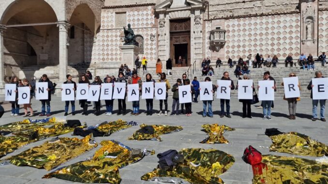 “Non dovevano (partire) morire!": a Perugia flashmob per ricordare le vittime di Cutro