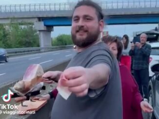 Bloccati sull'A1, giovane chef folignate offre prosciutto agli automobilisti