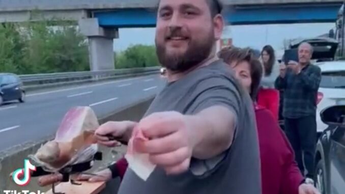 Bloccati sull'A1, giovane chef folignate offre prosciutto agli automobilisti