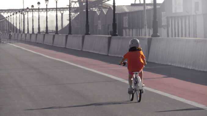 Pediatra, bambini sedentari? Pedalata con genitori meglio di palestra 