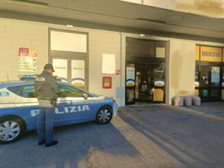 Forzano serratura in un negozio, denunciati per furto aggravato dalla Polizia di Stato