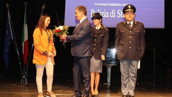 Agente salva donna e poi la sceglie come madrina per figlia
