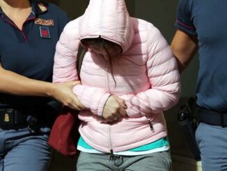 Colpisce con un sasso l'auto del vigilante poi minaccia e insulta agenti, arrestata