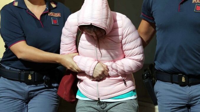 Colpisce con un sasso l'auto del vigilante poi minaccia e insulta agenti, arrestata