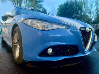 Lite tra operai di un cantiere edile, uno di loro viene investito da un'auto