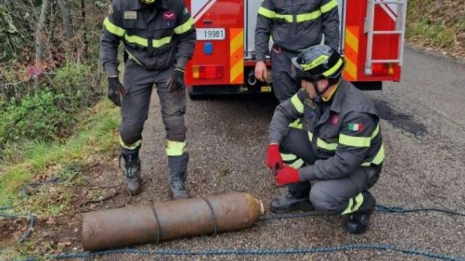 Rifiuti abbandonati, anche una bombola di ossigeno individuati gli autori
