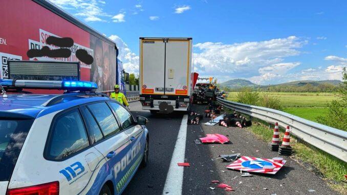 Camion tampona autocarro fermo in corsia di emergenza sulla A1